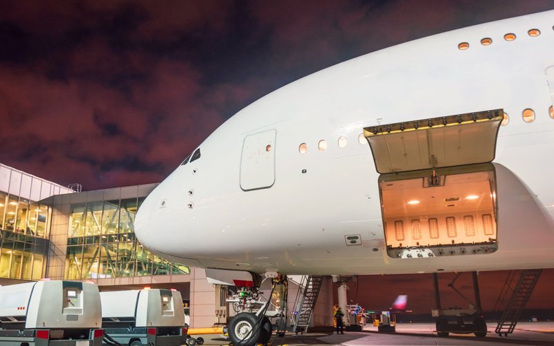 Sealing plane hatches