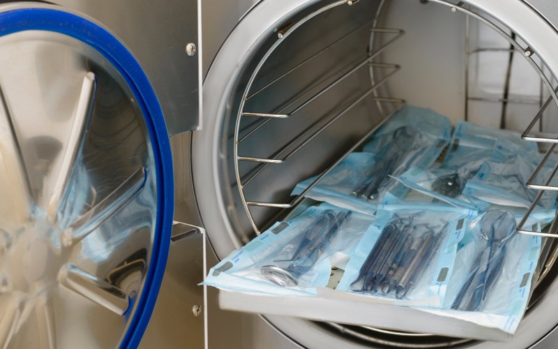 Sealing doors of medical sterilizers