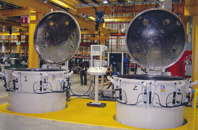 Inflatable seals enhancing performance of vacuum impregnation machines